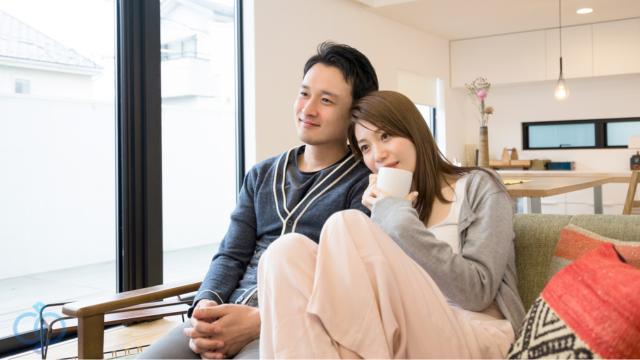 部屋でデートを楽しむカップル