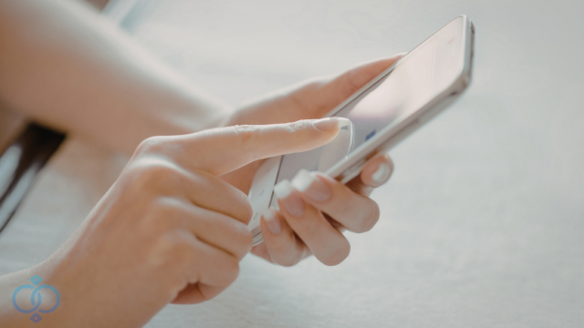 スマホを操作する女性