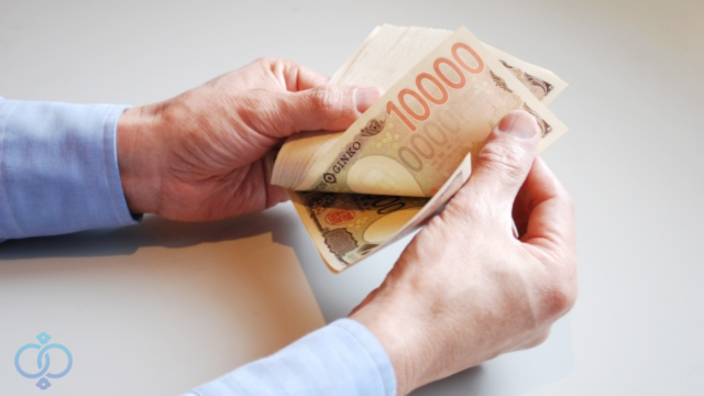 お金を数える男性の手