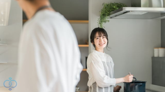 料理するカップル