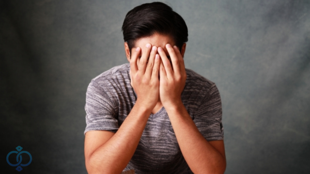 落ち込む男性