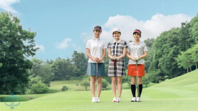 ゴルフウェアの女性