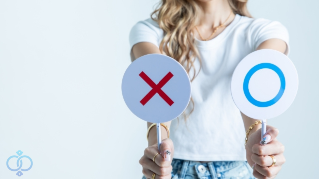 まるばつを持つ女性