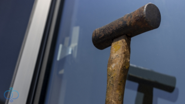 ハンマーで窓ガラス割る