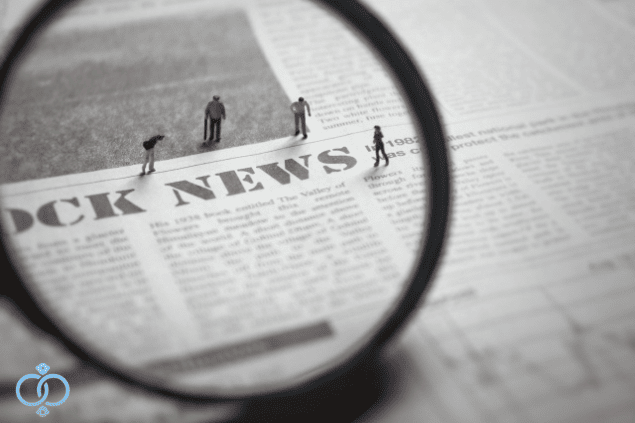 新聞の見出しを虫眼鏡で覗く構図とNEWSに群がる人形。