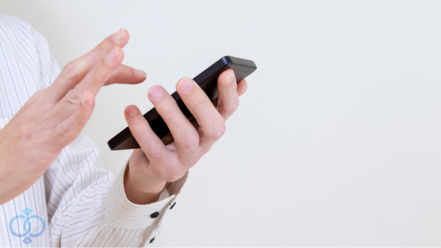 スマホを操作する男性の手