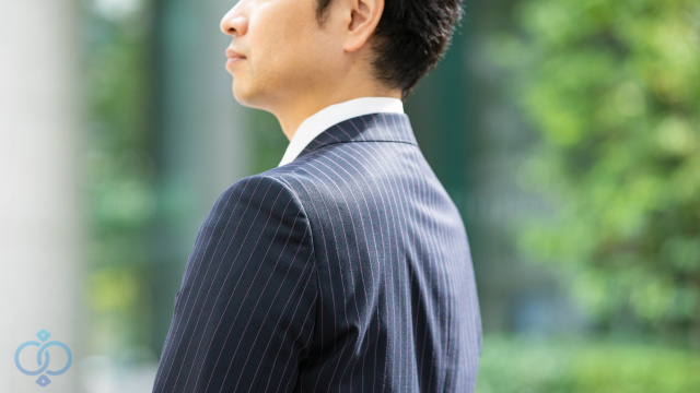 スーツを着た調査員