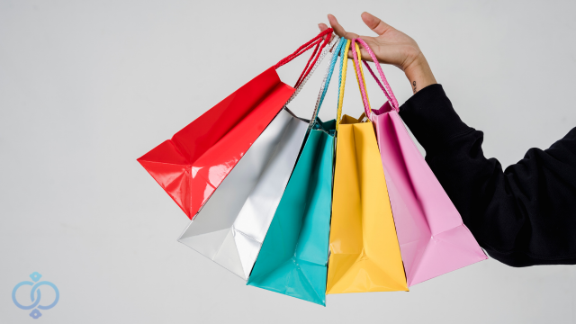 ショッピングバックを持つ女性の手