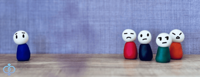 周囲の輪に入れずに孤立する様子を表した人形