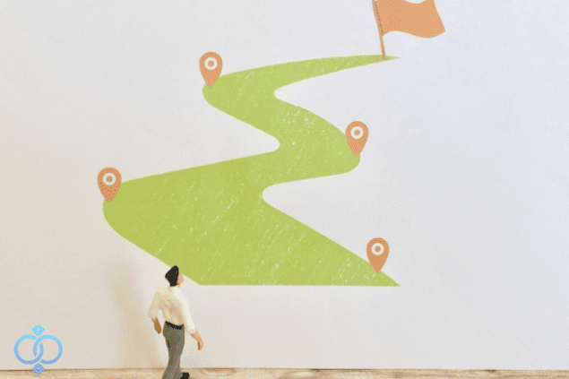 曲がりくねった道とゴールの旗。前へ進む過程をイメージした画像