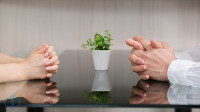 向かい合って話し合うカップル