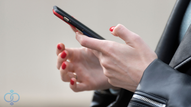 スマホを操作する女性