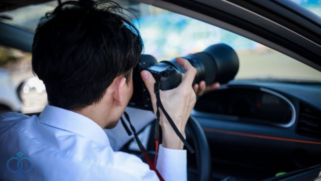 浮気の証拠を撮影する調査員