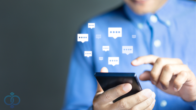 スマホでやり取りする男性