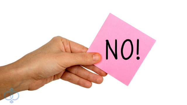noと書かれたポストイットを持つ手