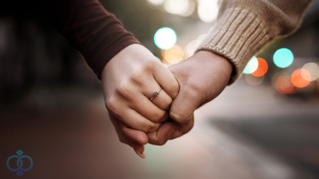 手をつなぐ夫婦