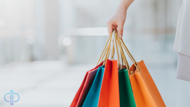 ショッピングバックを持つ女性