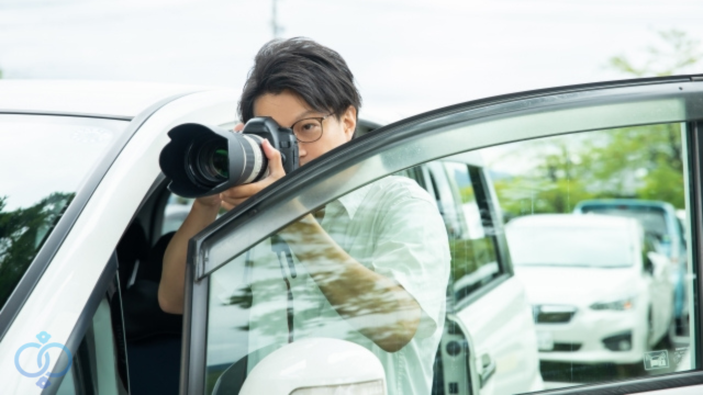 撮影する若い調査員