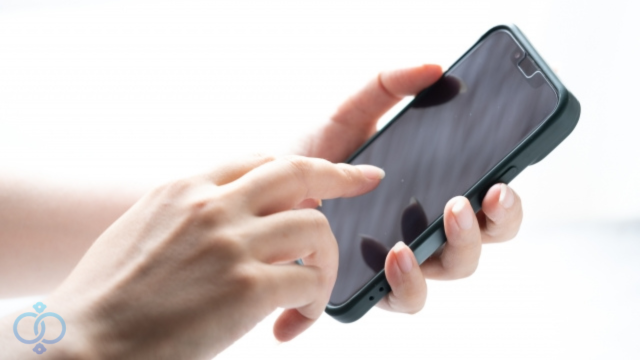 スマホを操作する手