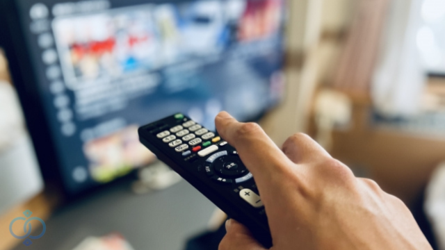 テレビのリモコンを操作する手