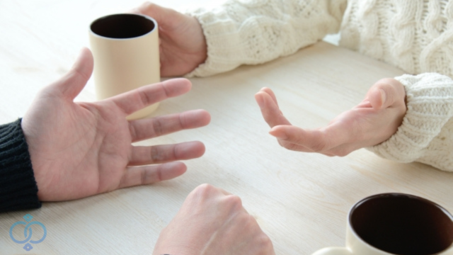 話し合うカップル