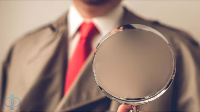 虫眼鏡を持つ探偵