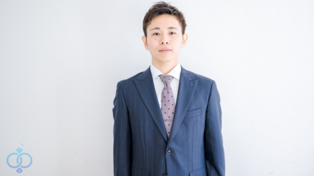 緊張する成人男性