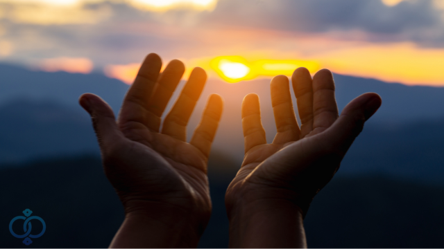 太陽に掌を向けている