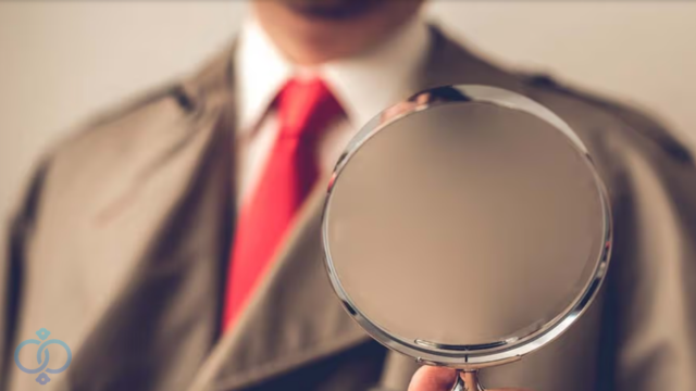 虫眼鏡を持つ探偵