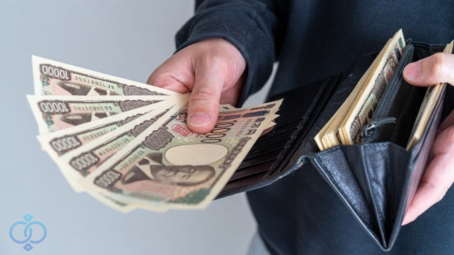 お金を渡す男性