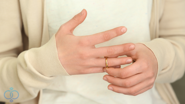 指輪を外す手