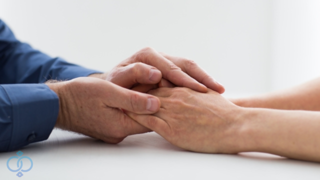 手を握る中年夫婦