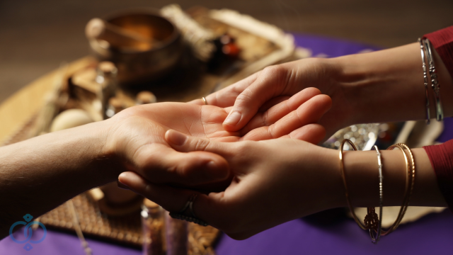 手相占いする占い師