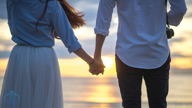 手をつなぐカップル