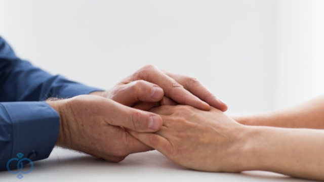 手をつなぐ中年カップル