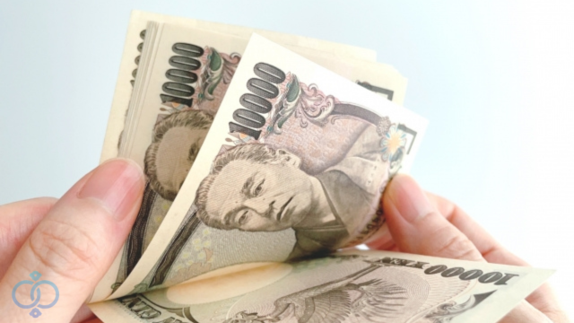 お金を数える女性の手