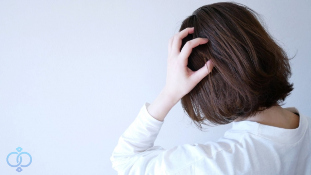 頭を抱える女性