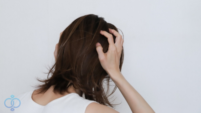 頭を抱える女性