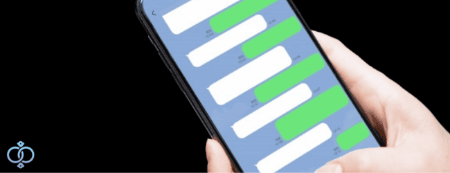 スマートフォンのメッセージ履歴を確認している手元の様子。失踪した家族との連絡手段ややり取りをチェックしている場面。