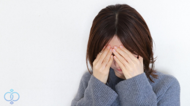 悩む女性