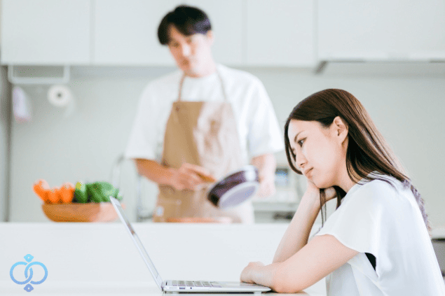 同じ空間にいながら会話が少なく、距離を感じている夫婦の様子。精神的に不安定な状態や失踪前の兆候をイメージした場面。