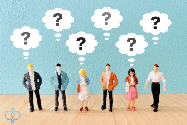 複数の人物の上に「？」の吹き出しが表示されているイメージ。さまざまな疑問やよくある質問を表現した画像。