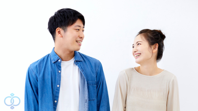 微笑み合うカップル