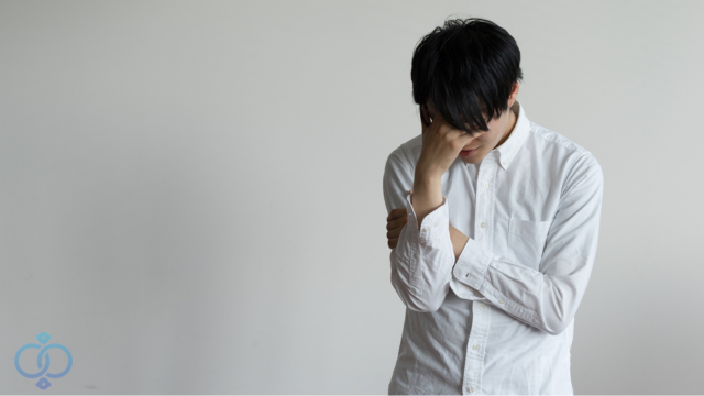 落ち込む男性