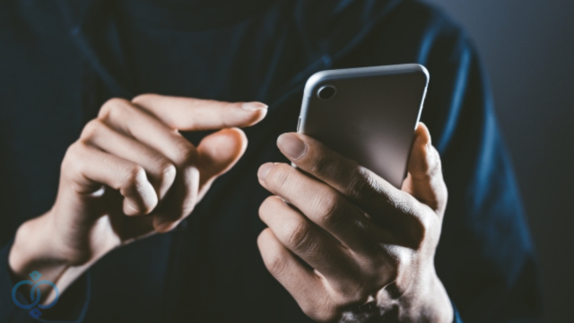 スマホを操作する男性