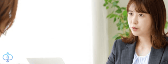 探偵が資料を見せながら丁寧に説明している相談シーン。探偵に依頼することで安心して任せられるメリットをイメージした場面。