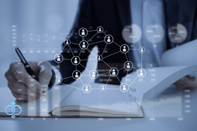 資料にメモを取りながら情報を整理し、失踪調査を行っている様子。探偵による専門的な調査・分析をイメージした場面。
