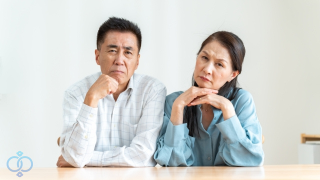 悩む中年夫婦