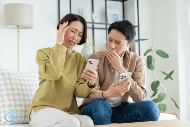 不安そうな表情でスマートフォンを確認する家族の様子。家族の失踪が発覚した直後に状況を確認し、連絡や対応を考えている場面。