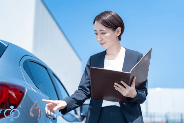 車にGPSがあるか調べる手順として、車の外側をチェックリストで確認する女性のイメージ
